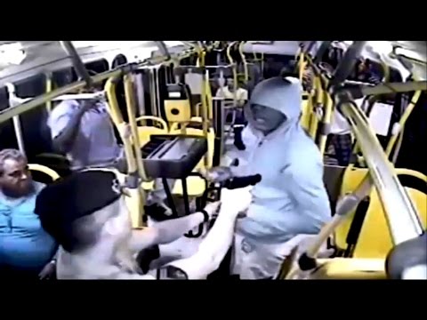 شاهد مفاجأة عسكرية للص حاول سرقة حافلة في البرازيل
