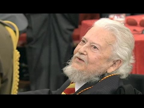 بالفيديو الكاتب المكسيكي فرناندو ديل باسو يتسلم جائزة سيرفانتس للأدب