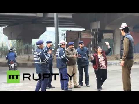 أطول شرطي مرور ينظم السيّر في الهند