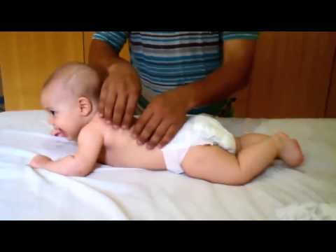 جلسة تدليك طريفة لرضيعة مسترخيّة بالـحفاضة