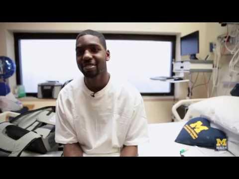 شاب يحمل قلبه على يديه ويسير به