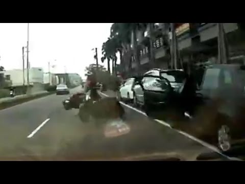 سائق دراجة نارية ورفيقته يتعرضان لحادث مروع