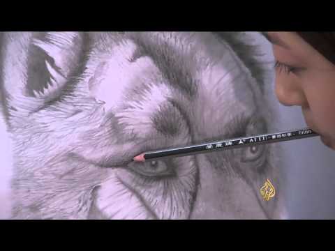 بالفيديو  أفغانية تبدع في الرسم بالفم