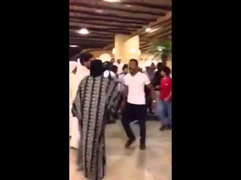 شاهد فتاة تكسر الهاتف المحمول لشاب