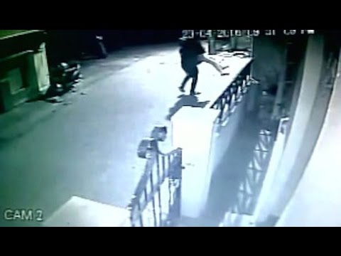 شاهد شخص يحاول خطف فتاة في الهند