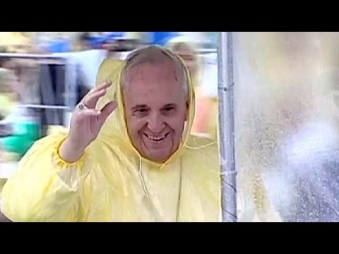 البابا فرنسيس يزور الناجين من إعصار هايان