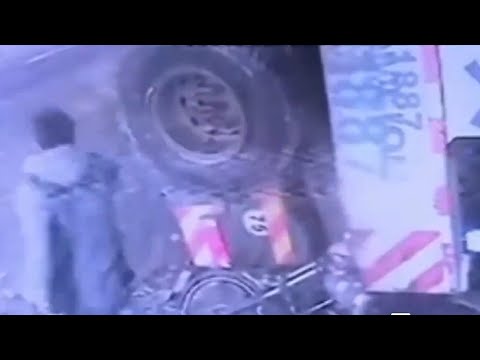 رجل ينجو من الموت دهسًا تحت شاحنة