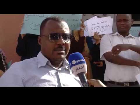 بالفيديو  عمال الوكالة المحلية للتشغيل يتوقفون عن العمل تضامنا مع زميلهم