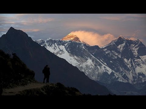 بالفيديو وفاة متسلق هولندي أثناء تسلقه لجبال الايفرست الشهيرة