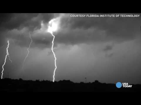 بالفيديو  هكذا يظهر البرق ويختفي