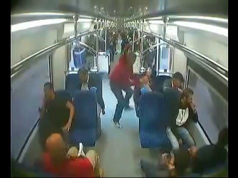 بالفيديو حرامي يختطف هاتف من يد فتاة