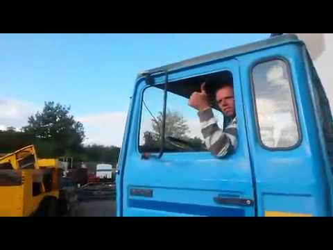 مزاح ثقيل بين عامل وسيارة نقل