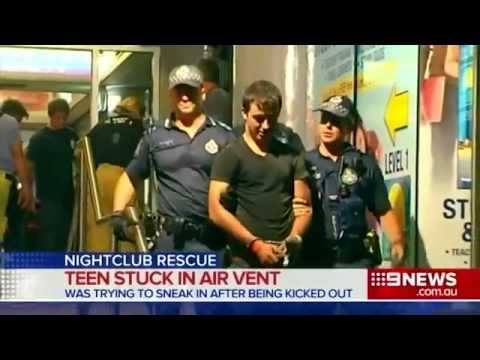 شاب يعلق في أنابيب تهوية ملهى ليلي