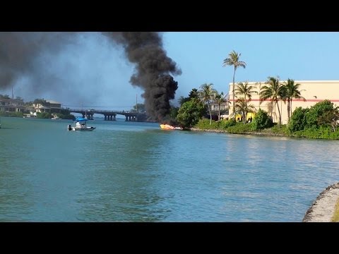 جيت سكي يصنع أمواج بحرية لإطفاء حريق