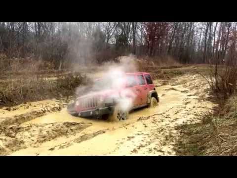 شخص يتحدى حفرة فيدمِّر سيارته الجديدة