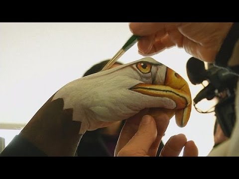 إيطالي يحول الأيدي لحيوانات مهدَّدة بالانقراض