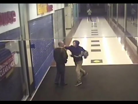 شاب يضرب عجوزًا بلا مبرر ولا رحمة