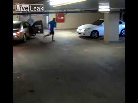 شاهد امرأة تتعرض إلى السرقة من مجهول