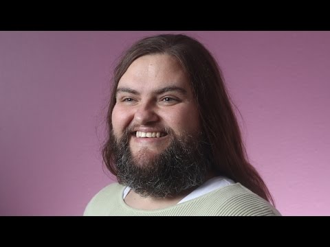 بالفيديوشاهد سيدة تتوقف عن حلق ذقنها بعد 26 عاما