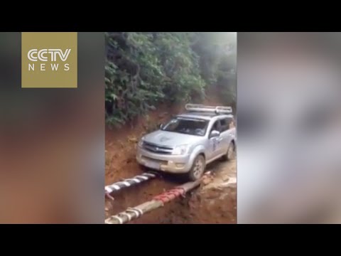 شاهد طريقة مرعبة لعبور انهيار أرضي