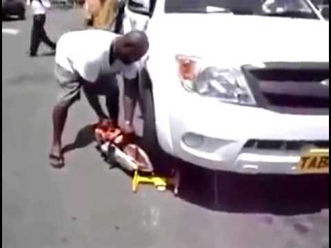 شخص يتحدى قوات الشرطة بـالمنشار