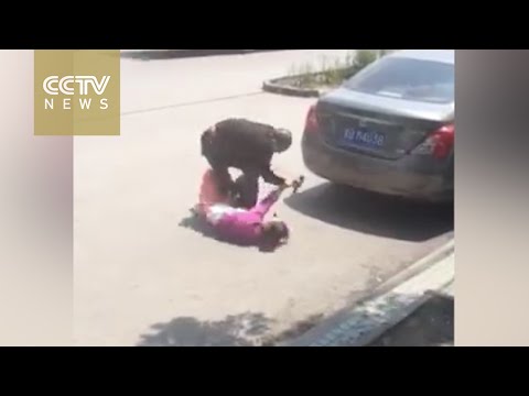 بالفيديو لص يحاول طعن فتاة بالسكين