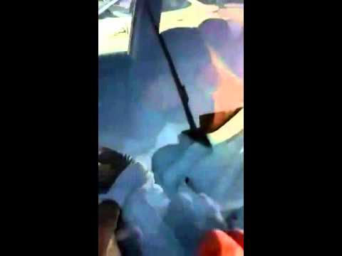 رجل المرور يوقظ سائق سيارة في التقاطع