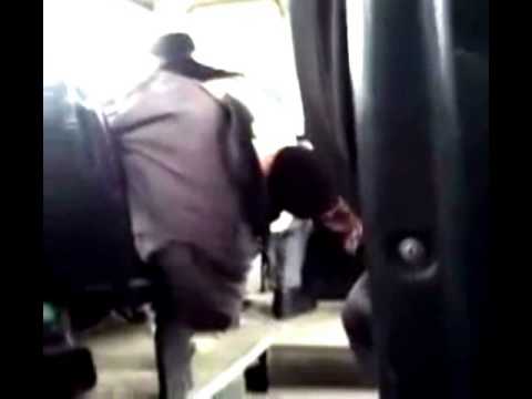 شخص يقع على أرضية الأتوبيس بعد نومه