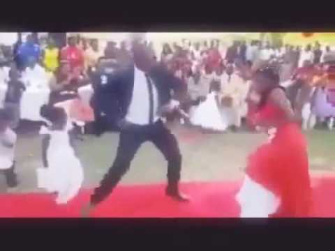 بالفيديو أغرب رقصة لعروسين في حفل زفاف في موزمبيق