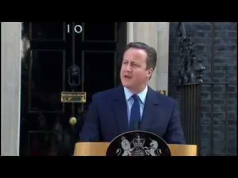 كلب وبطة يلعبان على طريقة القط والفار