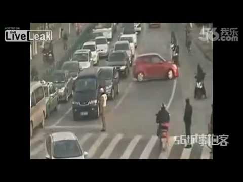 سيارة تصدم شرطيًا وتحمل آخر