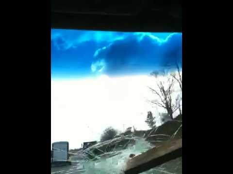 لحظة اختراق خشبة طائرة مقدمة سيارة