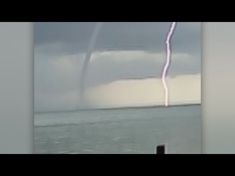 بالفيديو لحظات تكون أعاصير مائية على شواطئ كوبا بشكل نادر