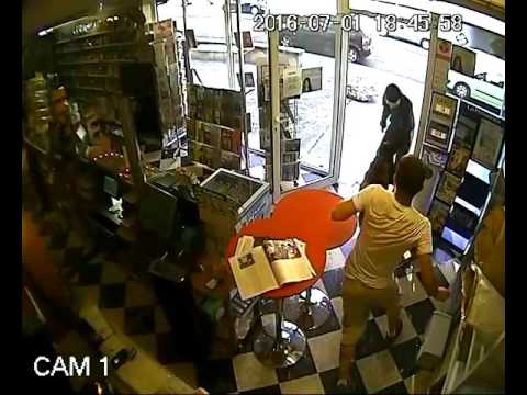 بالفيديو كلب ينقذ مربيه ومتجره من سطو مسلح كبير