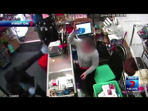 عاملة أسترالية تتصدى للص اقتحم المتجر بـآلة لصق الأسعار