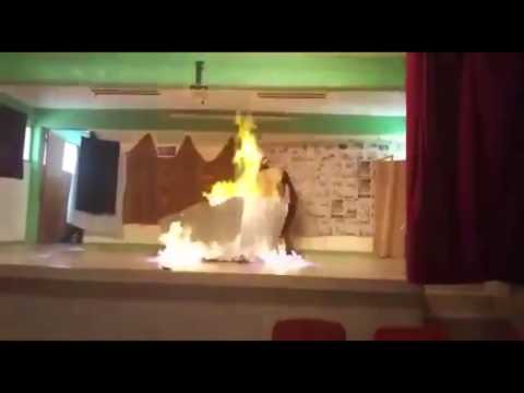 لحظة اشتعال النيران فى طالبتين أثناء أداء مسرحية بالمكسيك\