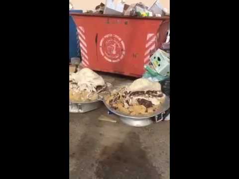 سعودي يوثق ذبائح حفلات واسراف الطعام بجوار سلة المهملات