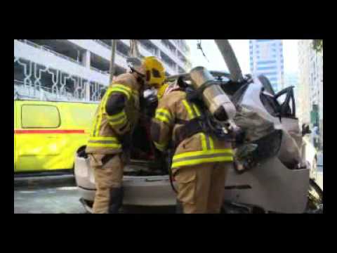 مقتل امرأة إثر سقوطها بسيارتها من الطابق السادس