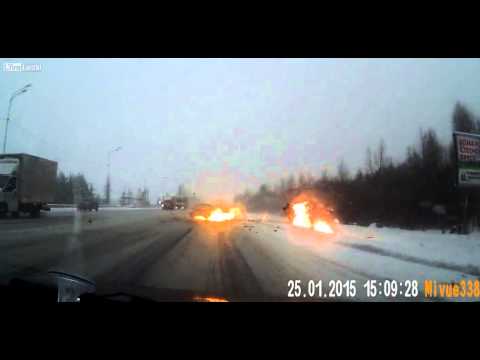 انفجار سيارة في حادث مروري مروع