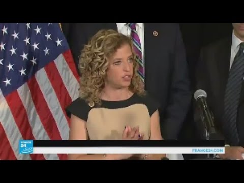 بالفيديو فضيحة تدفع برئيسة الحزب الديمقراطي الأميركي للاستقالة