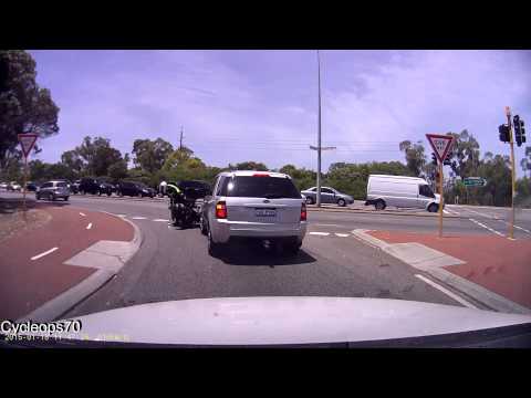 لحظة تصام دورية شرطة بسيارة أحد المجرمين