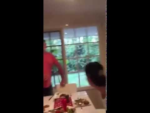 “مقلب” الطعام الحار يجعل الأب يتلوى أمام أبنائه