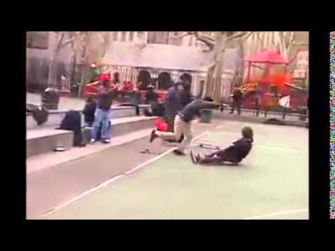 سقطة شاب تتحول للقطة طريفة