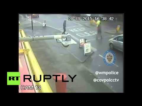 رجل يسلب عصا المرور من يد متقاعد ثمانيني