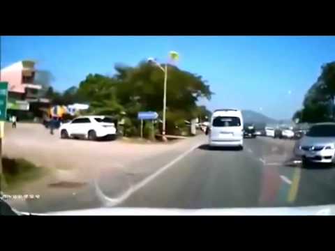 اصطدام دراجة بخارية بسيارة بطريقة بشعة