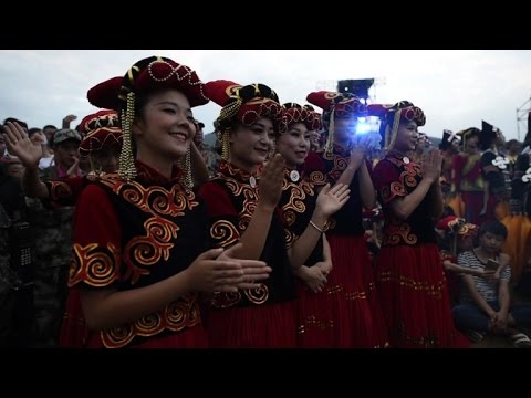 شاهد شعب يي الصيني يحتفل بعيد المشاعل