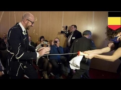 برلماني بلجيكي يتلقى وجبة بطاطا في وجهه