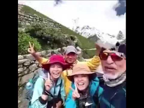 بالفيديو شاهد سعودي يصعد قمة إيفرست لتحية زوجته