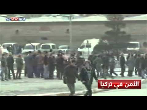 فتاة تطلق النار على الشرطة التركية