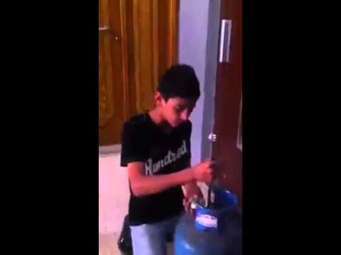 طفل يبيع أسطوانات الغاز ويتلو القرأن